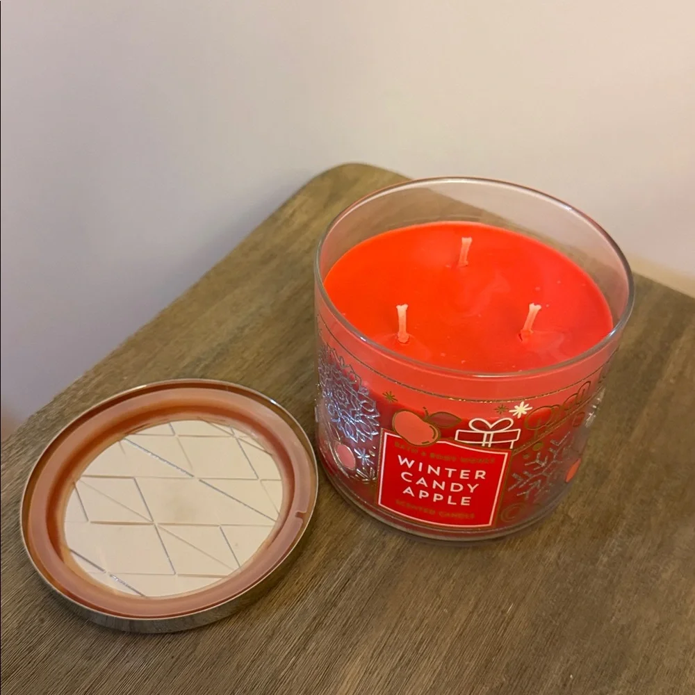 Bath & Body Works Winter Candy Apple Red Candle - Picture 3 of 9